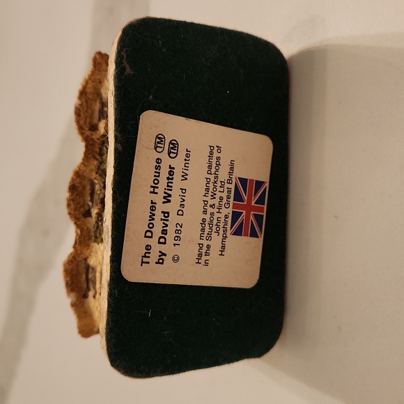 David Winter Cottages | The Dower House 1982 - Picture 7 of 7